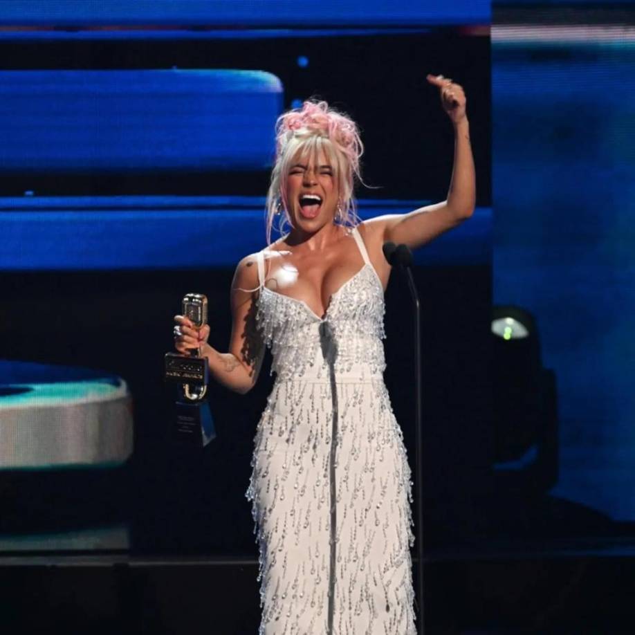 Luciendo un espectacular Dolce &amp; Gabbana blanco y pelo recogido, Karol G también es destacada como una de las mejores vestidas de la gala. Pues, su look guarda un grandioso tributo a Selena Quintanilla.
