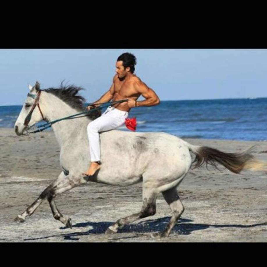 Aarón no se cansa de presumir su figura, pero esto no lo limita para seguir formándose como como actor.