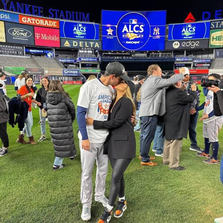Momento del beso entre Mauricio Dubón y su esposa Nancy Herrera. 