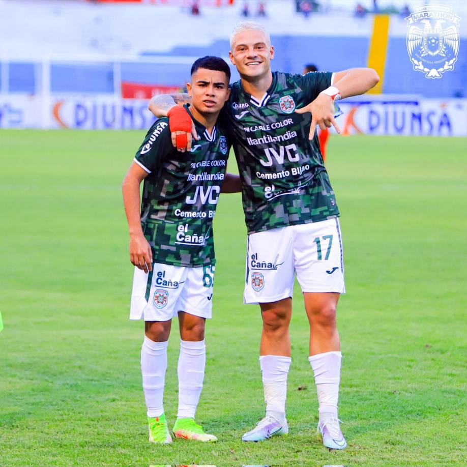 Braian Molina celebró su gol posando para esta foto con Isaac Castillo.