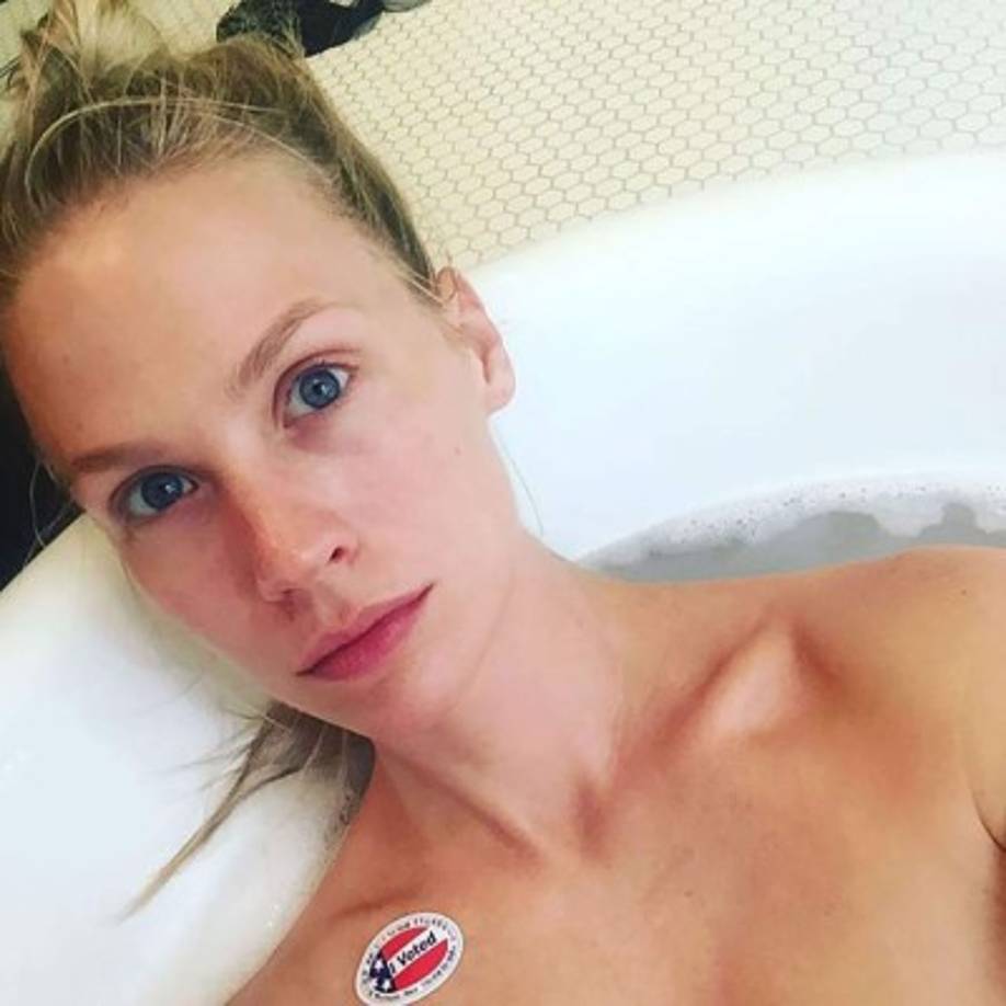 Con la ya reconocida pegatina, y metida dentro de la bañera, así ha querido hacer saber la actriz January Jones que ella también ha votado.