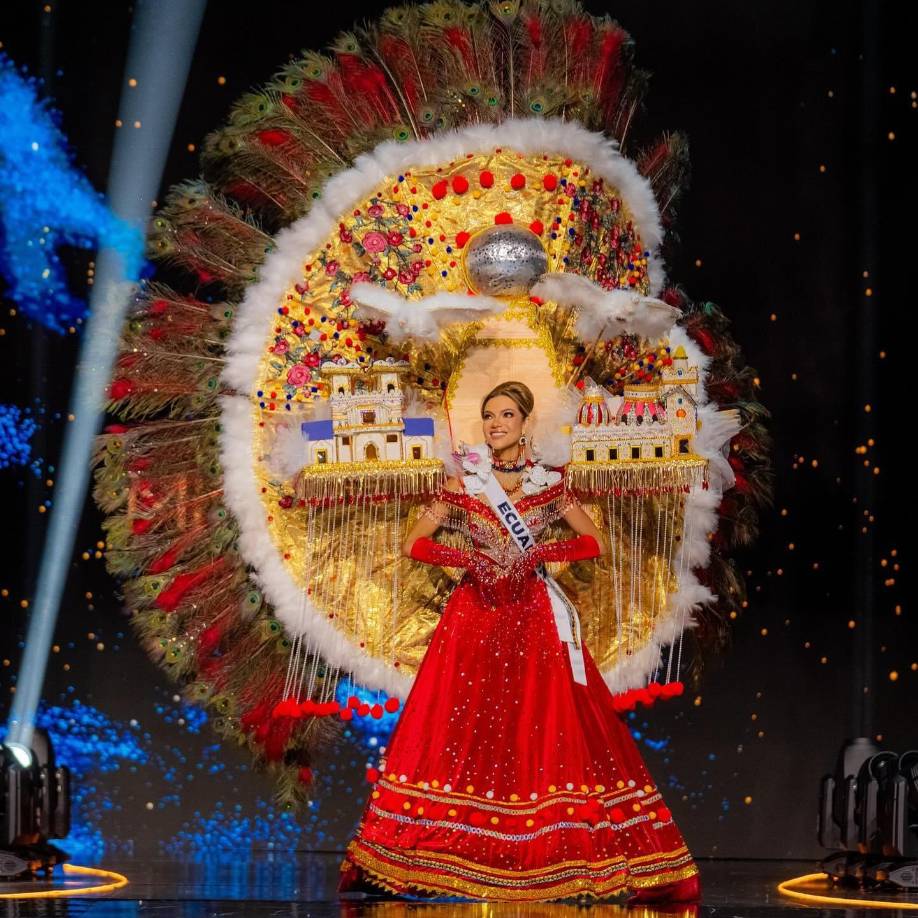 2. Miss Ecuador, Mara Tema: Elaborado, creativo y enorme, este asombroso traje típico es un homenaje a la capital de Ecuador, Quito. El público quedó fascinado cuando Mara tiró de una cuerda para revelar los diseños adicionales del fondo y también cuando desplegó un mural oculto en la falda de su atuendo.