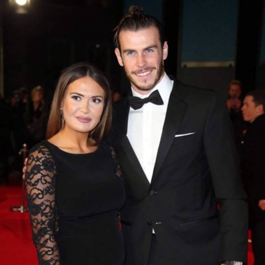 Emma Rhys-Jones - Es la esposa de Gareth Bale. La pareja se conoce desde que tenían 11 años y ha pasado de ser su mejor amiga, a pareja y terminar casándose en una futura boda que esta por fijar fecha. Gareth Bale tiene tres hijos con Emma : Alba (5), Nava Valentina (2) y el recién nacido Axel Charles.