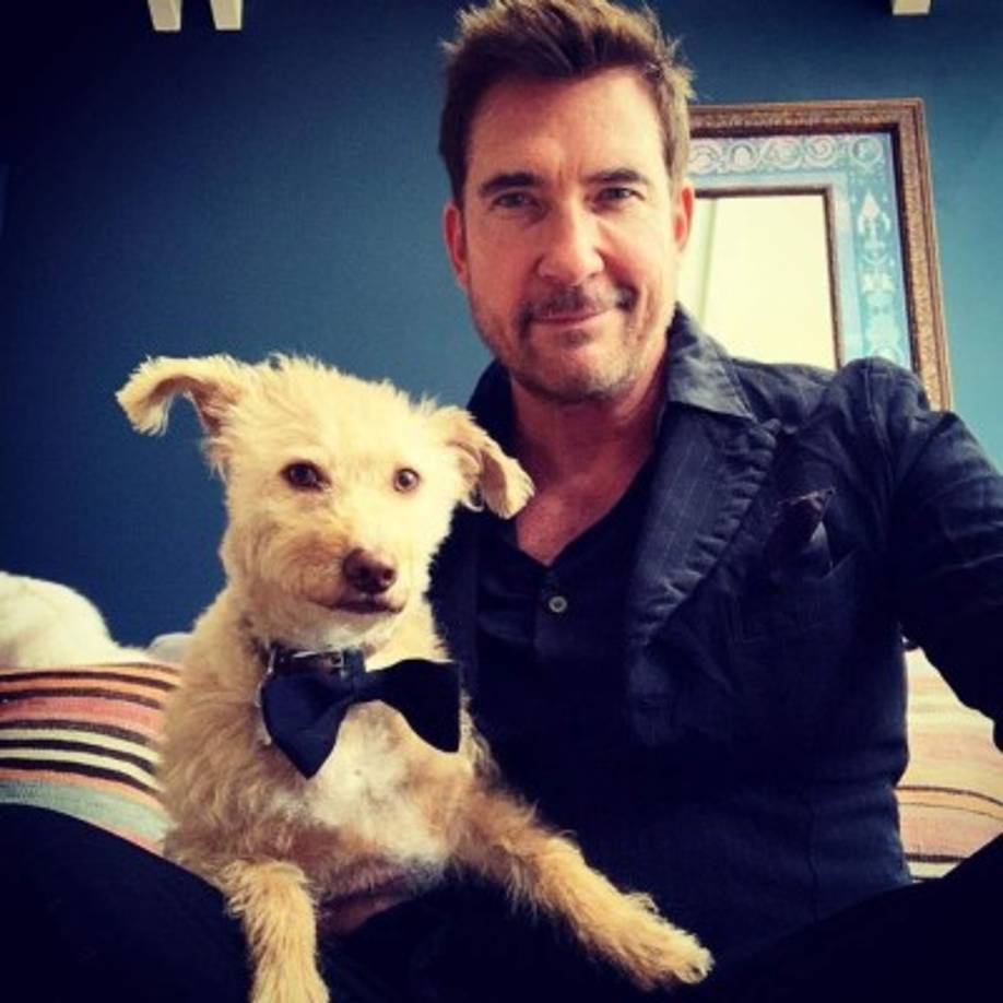 Dylan McDermott, estrella de series como 'Hollywood' y 'American Horror Story', posó al lado de su adorable amigo peludo.