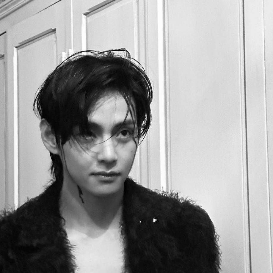 El lanzamiento de esta canción también coincide con el periodo de servicio militar de V, quien se encuentra actualmente cumpliendo con sus deberes en Corea del Sur. Este proyecto musical ofrece a sus fans una manera de sentirse conectados con él durante su ausencia.