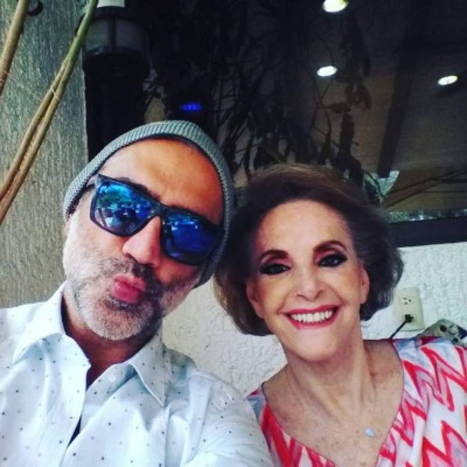 Muchos dicen que las poses son femeninas. Alejandro no se interesa en contestar las respuestas porque él se siente seguro de quién es.