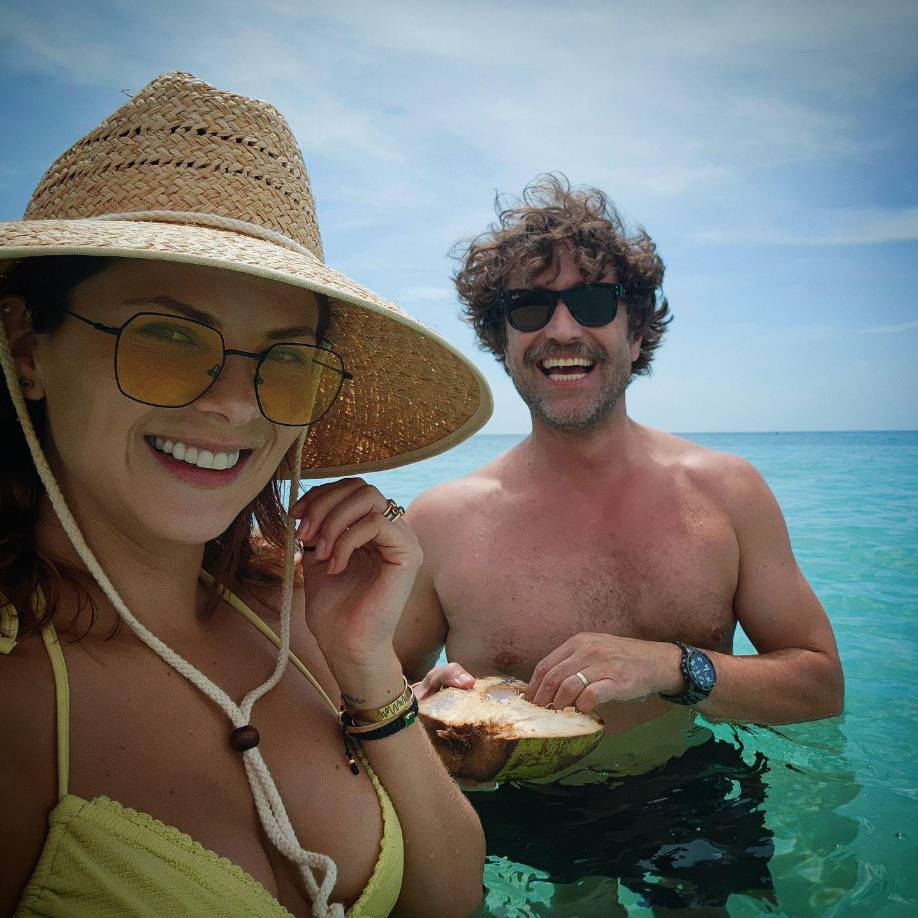 Michel, de 48 años de edad, estuvo acompañado de la también actriz Margarita Muñoz. La colombiana es su pareja desde hace 13 años y bromeó en redes sociales al decir que, una vez dentro de las aguas cristalinas de Roatán, le costó decidir entre la piña colada o el agua de coco.