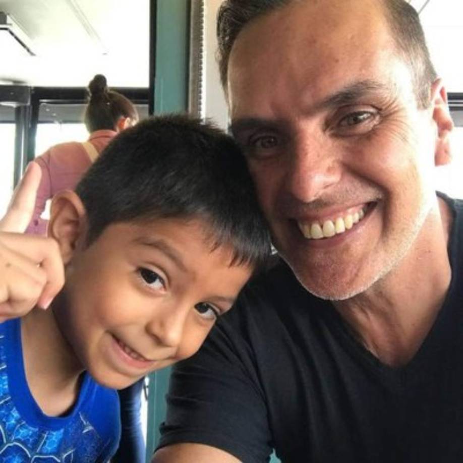 A causa de la pandemia, el artista contó que no podía generar ingresos, así que actualmente se dedicaba a vender gel antibacterial, cubrebocas de tela y otros artículos médicos. Pero no es la única razón que lo tenía muy deprimido, ya que él actor no estaba al lado de su hijo, (fruto de su extinto matrimonio con Clarisa de León).