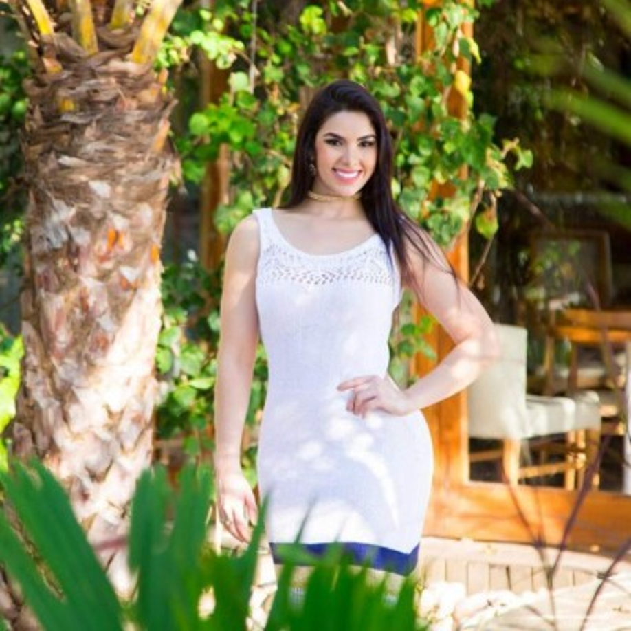 La cantante brasileña de pronunciadas curvas causa revuelo con sus fotografías.