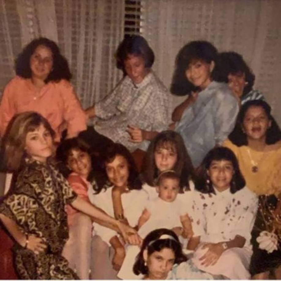 Sofía se encuentra buscando imágenes de su pasado, entre las fotos que compartió, indicó que 'buscaba fotos de su infancia'.