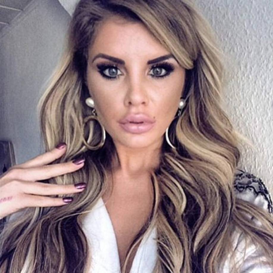 Ella es la chica que estaría metiendo en problemas al jugador.