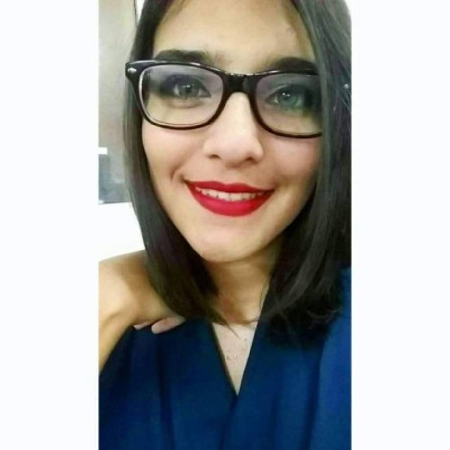 La guapa joven heredó los ojos verdes de su padre.