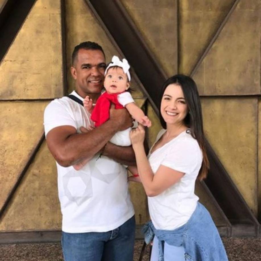 La modelo y actriz venezolana Daniela Navarro quien ha participado en telenovelas como Corazón valiente, Marido en alquiler, Milagros de Navidad, dio a luz a su primera hija llamada Uguiella. El nombre es una combinación de su nombre con el de su pareja, el pelotero Ugueth Urbina.