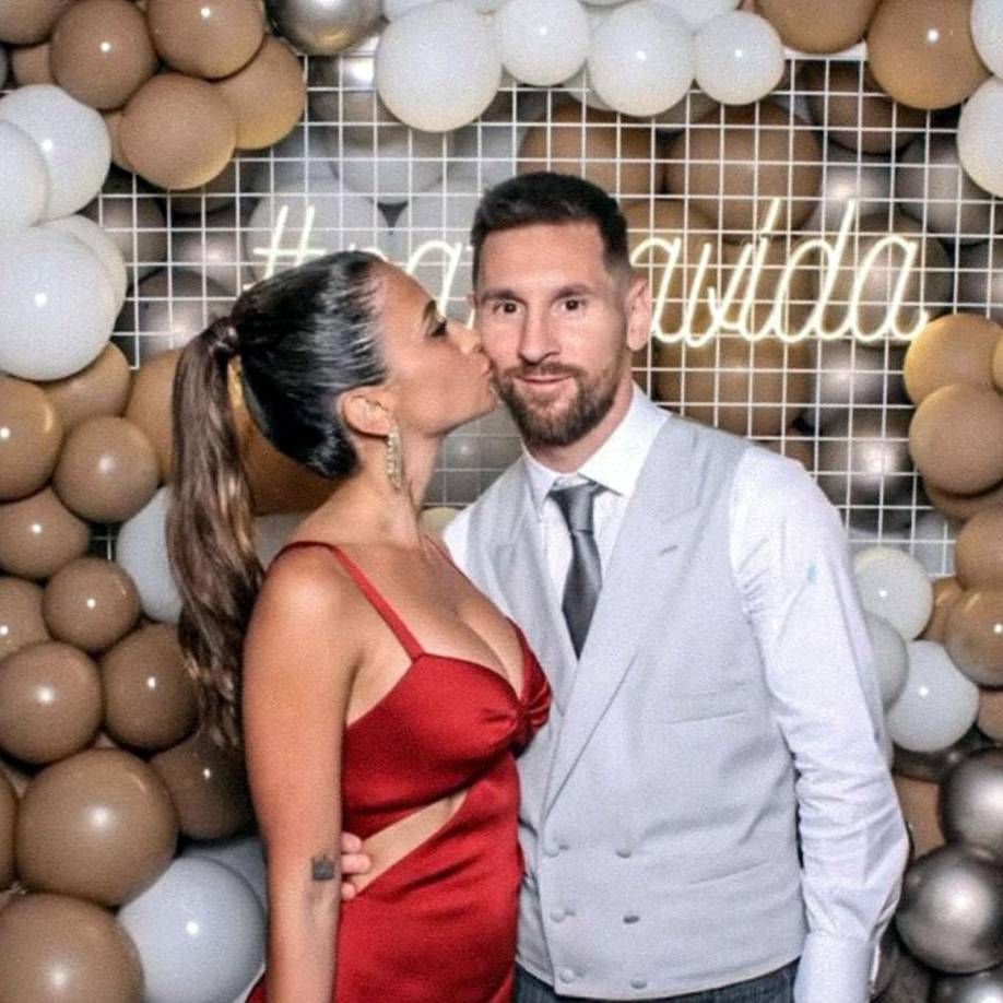 Messi y Antonela Roccuzzo fueron sensación en la boda de Jordi Alba con Romarey Ventura.