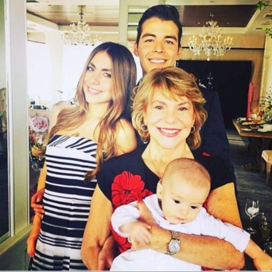 Sofía Vergara deseo un feliz dia de las madres de todo el mundo empezando con la suya, Margarita Vergara, a quien presumió con una foto rodeada de sus nietos.