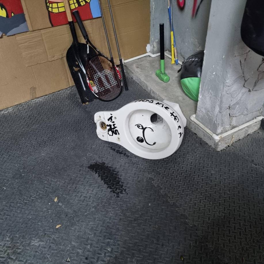 Algunos de los objetos disponibles son inodoros, por su puesto temáticos a la ocasión. 