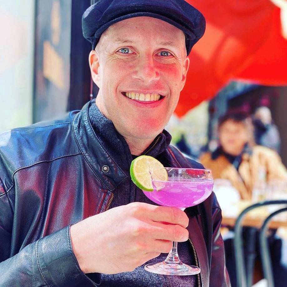 Estudió en la Universidad de Princeton, de la cual se graduó en 1996.