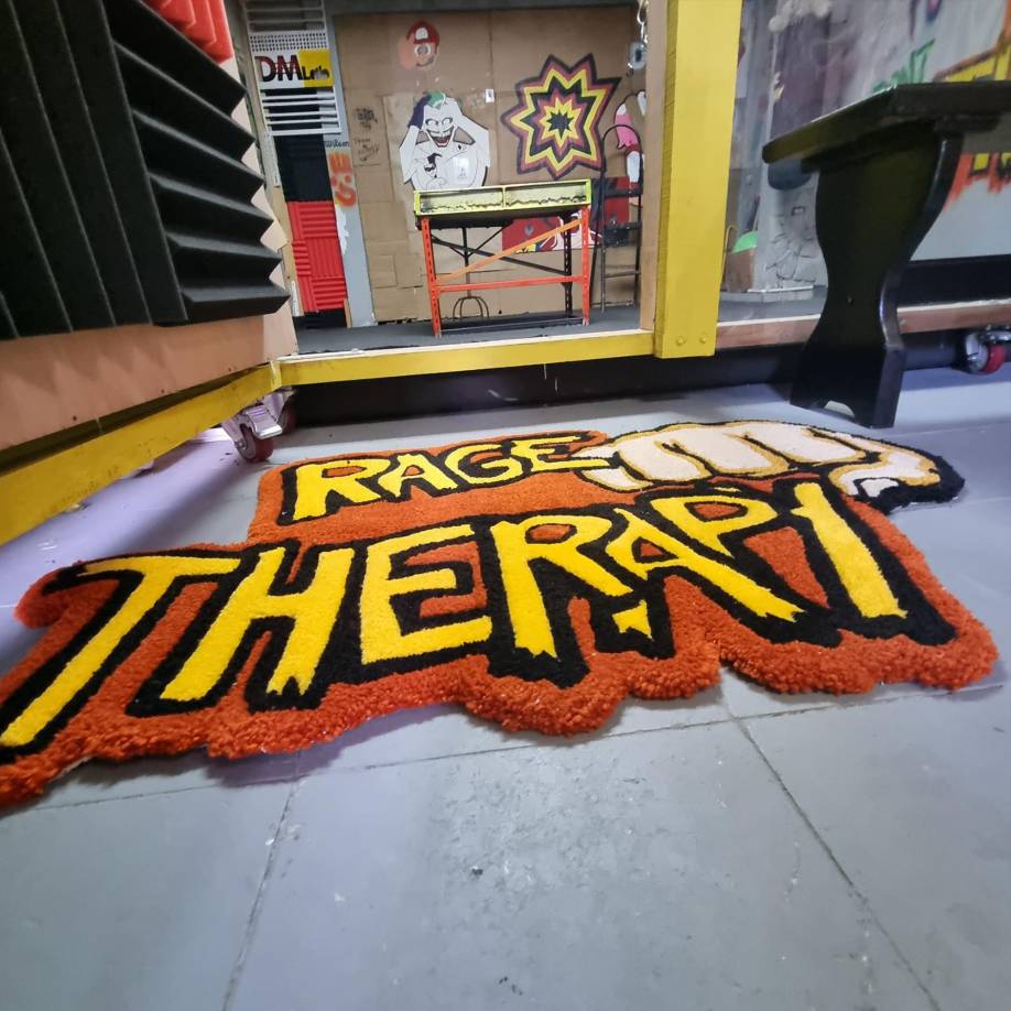  La terapia de romper cosas, también conocida como “terapia de destrucción” o “terapia de descarga emocional”, es una forma de terapia alternativa. 