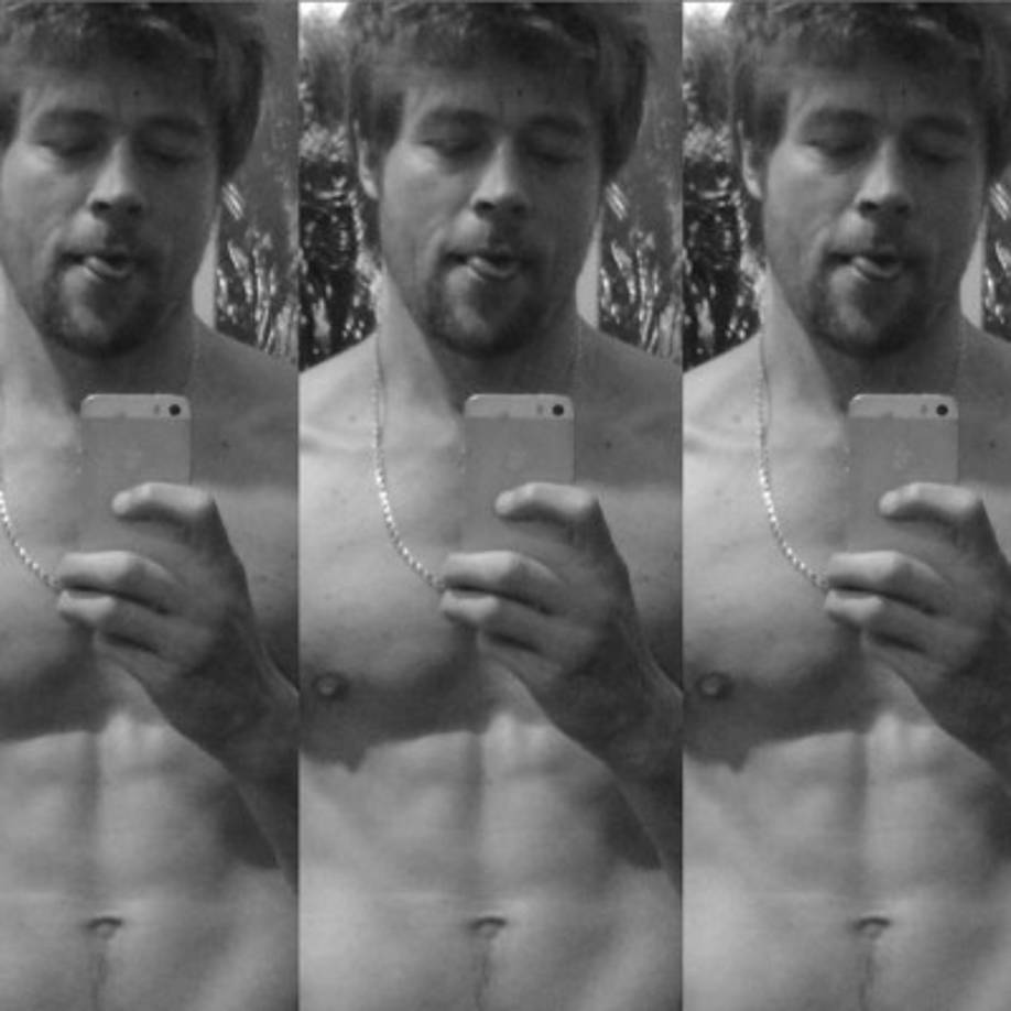 El Brad Pitt británico de 34 años trabajaba hasta menos de un año como albañil u obrero pero debido a su parecido con el actor de Hollywood parece vivir de la fama como el 'doble de Brad Pitt'.