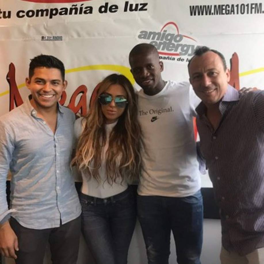 Burbano junto a sus compañeros de radio y el mediocampista hondureño Boniek García.