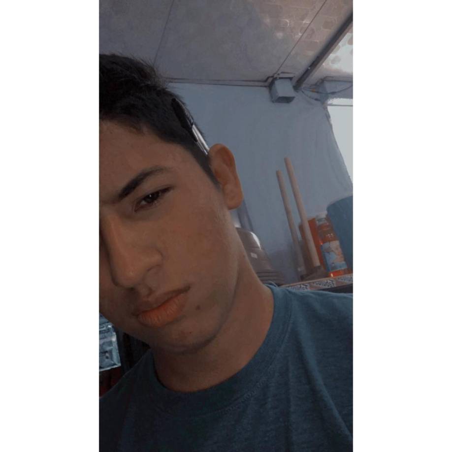 En redes sociales, decenas de amigos, vecinos y familiares expresaron su pesar y dijeron de él que era una buena persona, carismático, servicial y humilde.