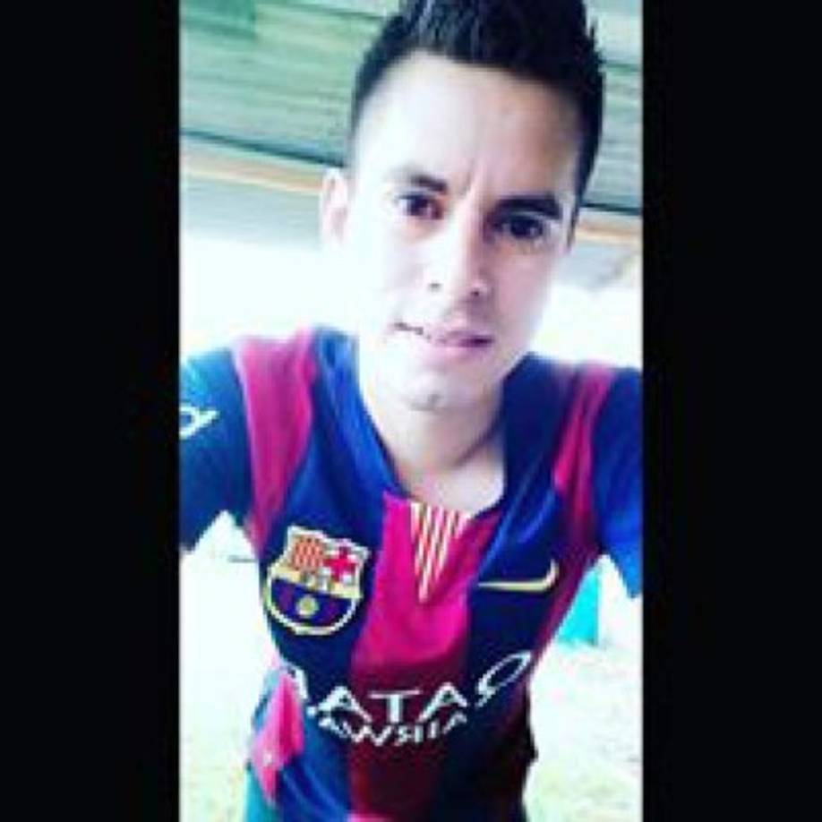 Producto del fuerte impacto el joven salió volando e impactó contra el pavimento.