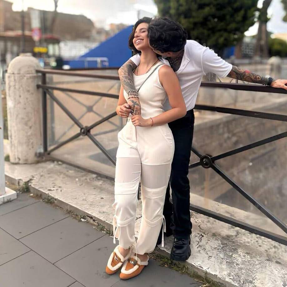 Desde el momento en el que hicieron pública la noticia de su relación, Nodal y Ángela han sido bastante criticados en redes sociales, ya que los cibernautas piensan que su relación inició cuando Nodal todavía estaba con Cazzu y aunque la pareja negó que su romance se haya dado de esta manera, la rapera argentina pareció desmentirlos.