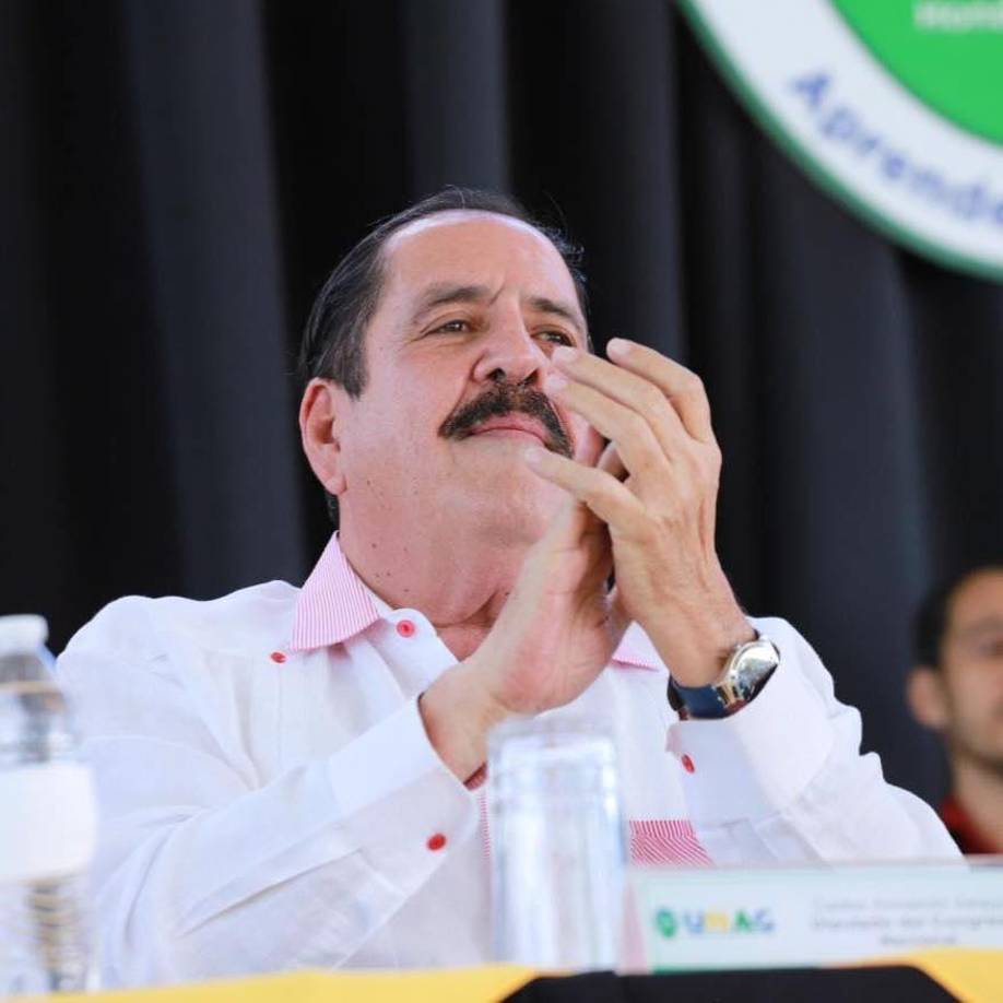 Es miembro de una reconocida familia olanchana dedicada a la política, agricultura y ganadería. 