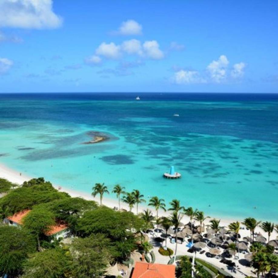 3. La Eagle Beach, en la isla de Aruba. Ubicada en el Caribe, sus arenas blancas y aguas turquesa son una invitación para los miles de turistas que la visitan cada año.