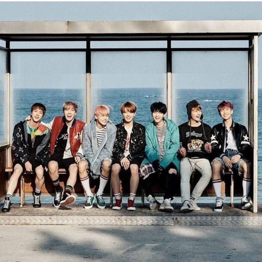 La tendencia parece ser parte de un cronograma cuidadosamente planificado por las bases de su enorme fandom, mejor conocido como ARMY. Sus seguidores crearon el proyecto BTS ERAS, con el objetivo de impulsar al famoso grupo surcoreano haciendo streaming a las canciones de sus primeros discos.