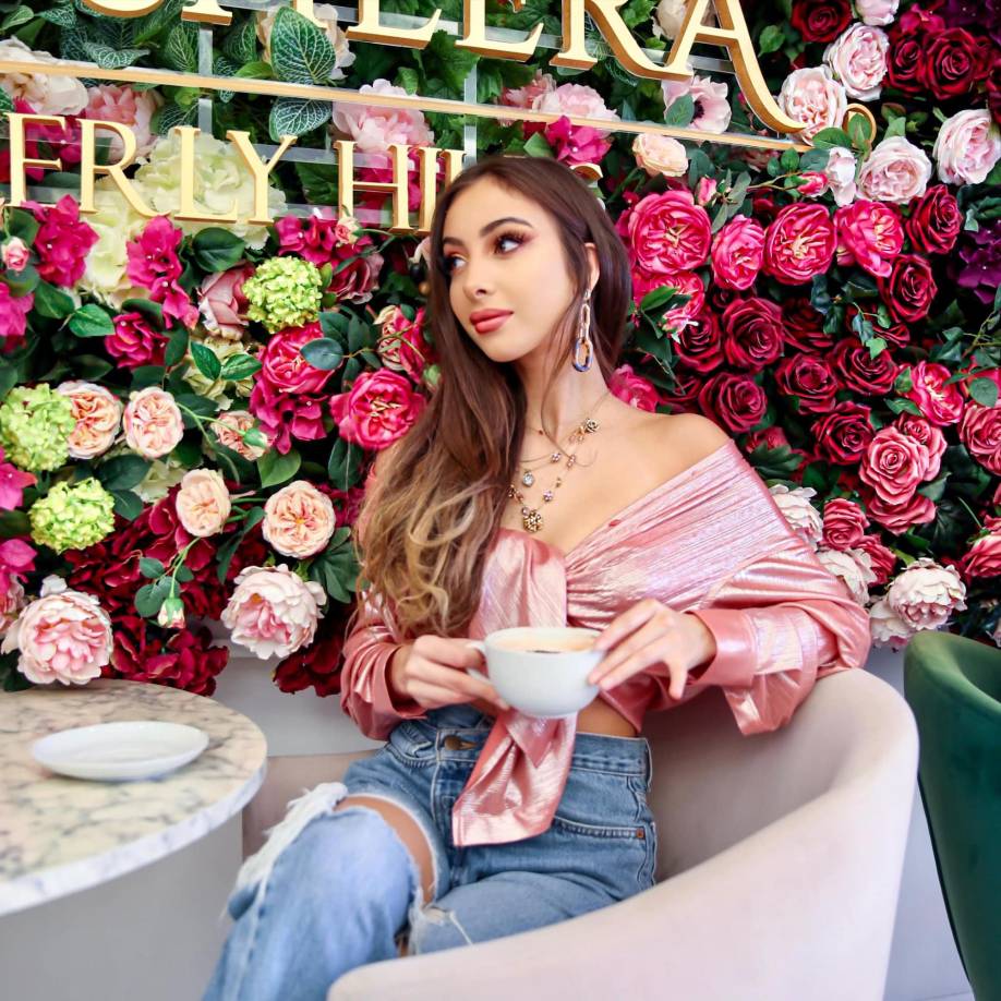 Respaldada por Marbella Music, la chica indicó que su papá, mamá y hermanas están con ella en este lanzamiento. “Siempre nos hemos apoyado, más allá de los rumores o lo que la gente cree”, aclaró.