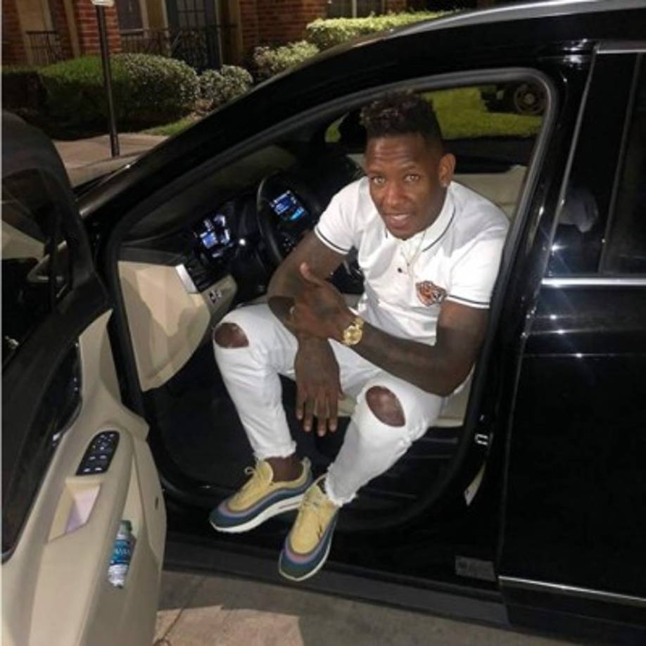 El catracho presume de sus lujos en las redes sociales, donde mantiene informados a los seguidores de su día a día.