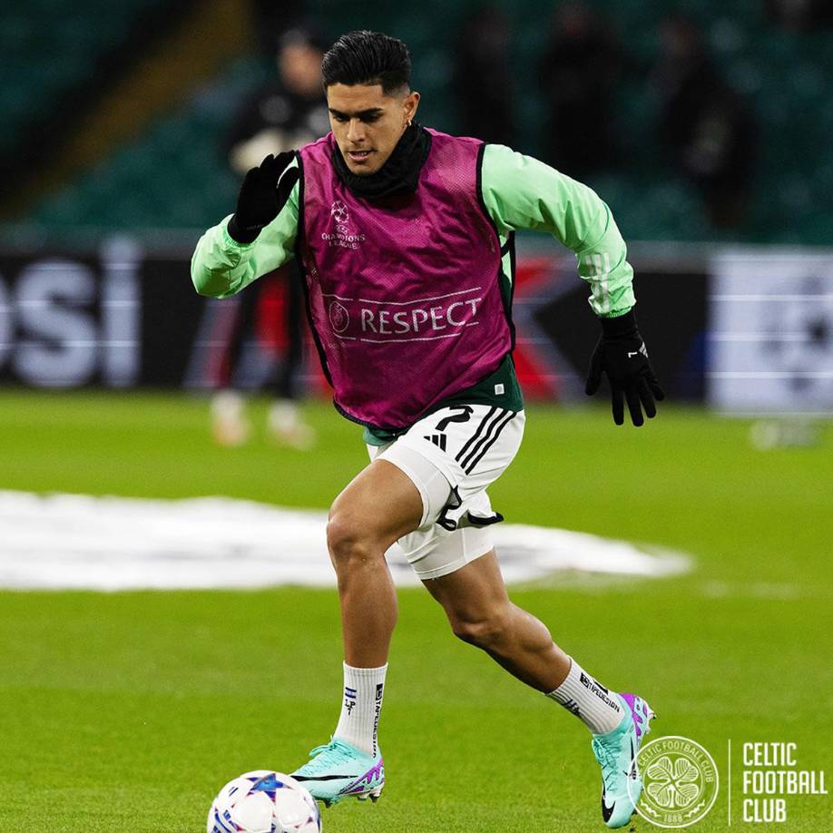 El delantero hondureño realizando el calentamiento previo al partido en el Celtic Park por la última jornada de la fase de grupos de la Champions League.