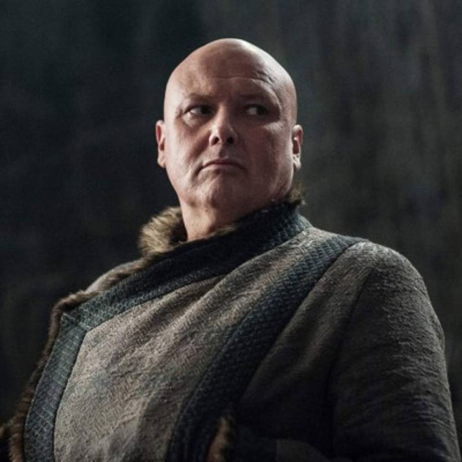 VARYS<br/>Es la clase de personaje cuyas lealtades dependen de lo que le convenga. Sirvió por mucho tiempo a los Lannister, a través de su red de espías, conocidos como 'sus aves', talento que ahora usa a favor de Daenerys. <br/>De lo que sí podemos estar seguros es que siempre se posiciona del mismo lado: del suyo.