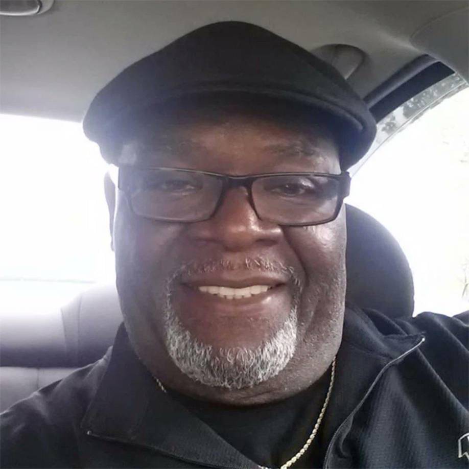 Sus compañeros afirman que actuó como un héroe durante el tiroteo.