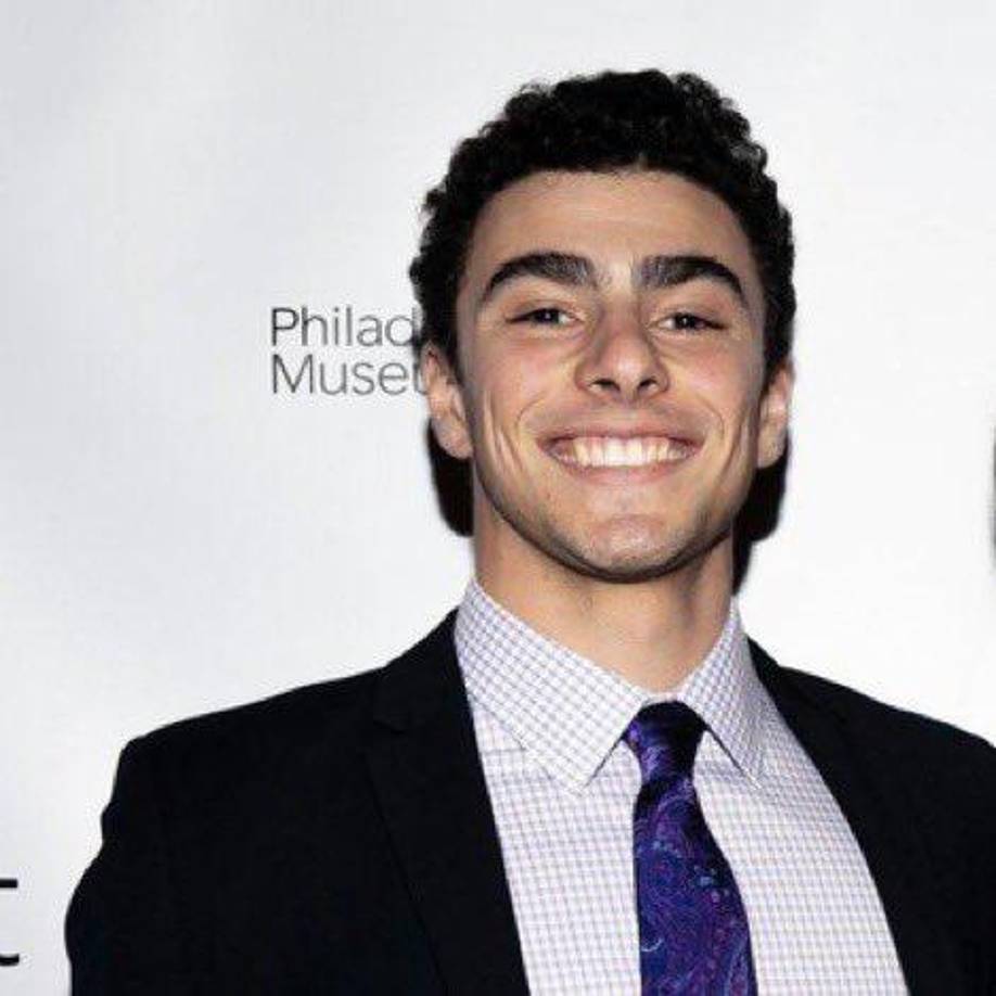 Así, sus abuelos paternos, Nicholas y Mary, fundaron la empresa de residencias de ancianos Lorien Health Systems -donde el sospechoso trabajó temporalmente como voluntario- y dirigieron WCBM, una cadena de radio de Batlimore de tinte conservador.