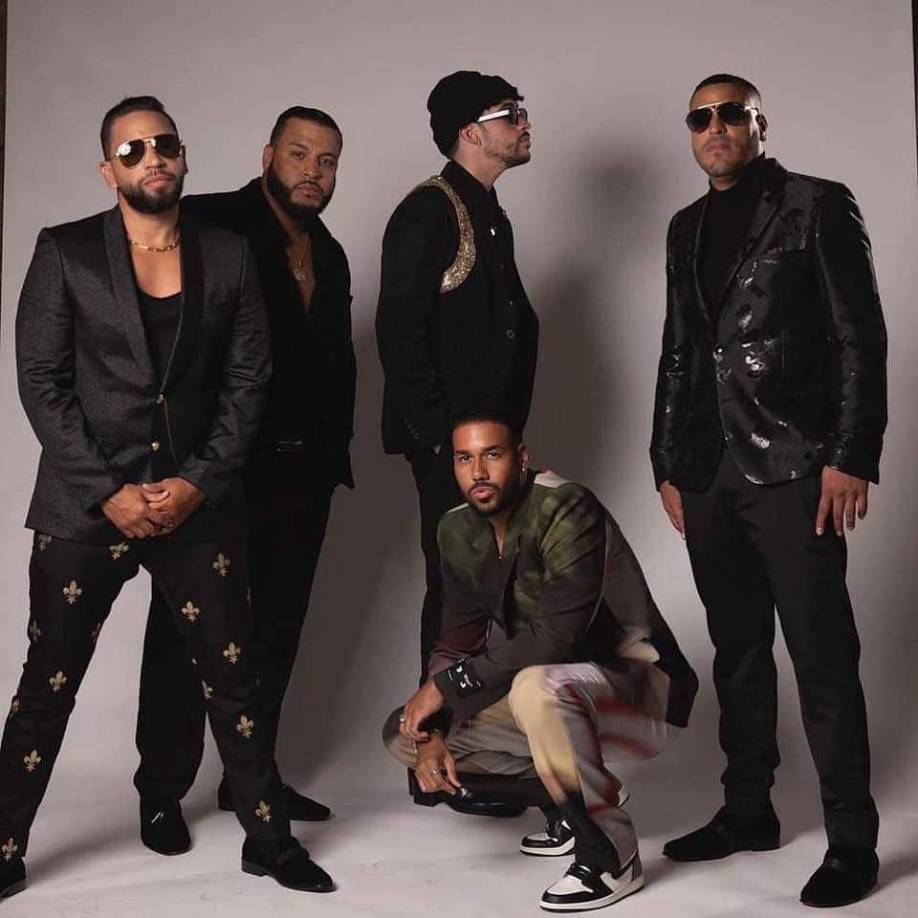 El grupo luego se llamaría Aventura y sería el primer grupo de bachata en provenir de los EE. UU. en lugar de la República Dominicana. A pesar del ascenso del grupo, Aventura recibió muchas críticas iniciales de los oyentes y músicos mayores de bachata tradicional. Al fusionar la bachata con el R&amp;B, el hip-hop, el rock y el reggaeton, los puristas de la bachata no reconocieron que el grupo hiciera música de bachata.