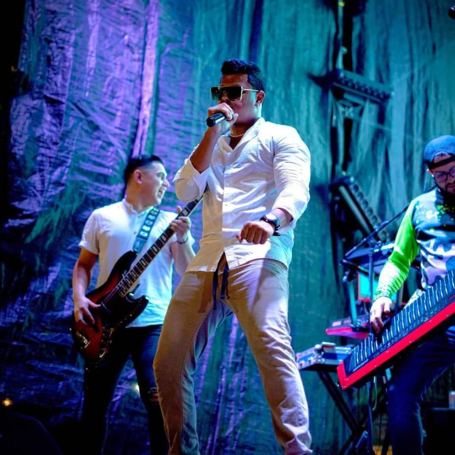 <b>LA VERSÁTIL</b>”La banda fiesta” llega este viernes desde las 8:00 pm a el Estadio Food Truck.