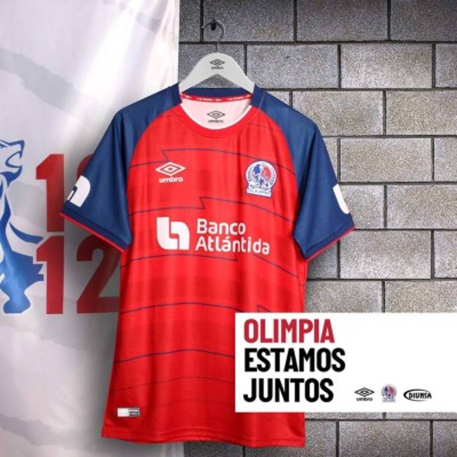 Esta segunda equipación es color roja, con líneas cruzadas y mangas en color azul.
