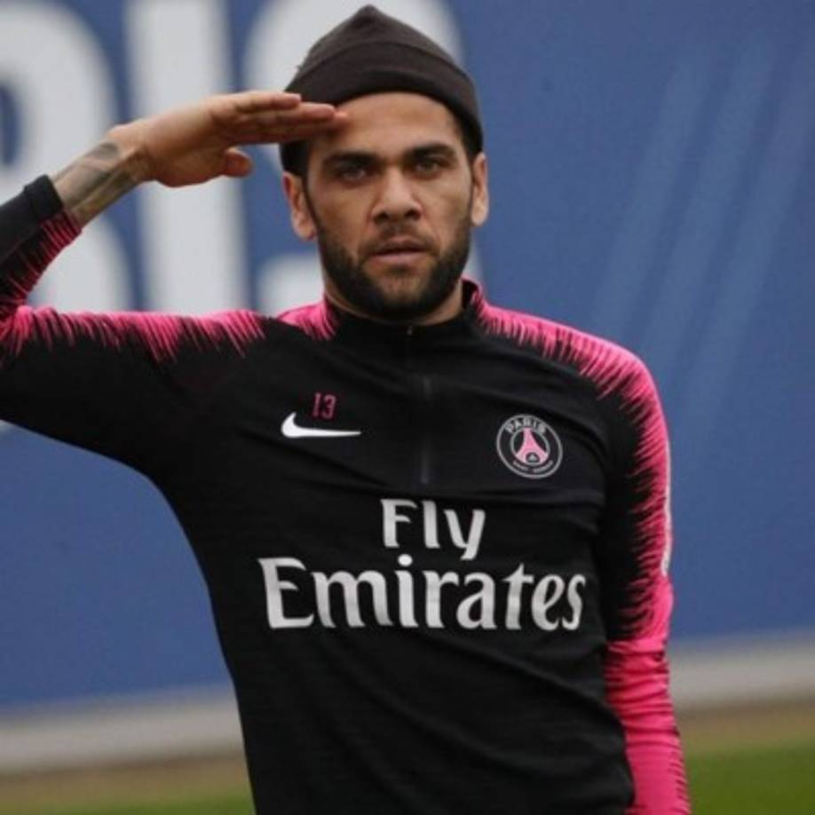 Según RMC Sport, Dani Alves y el PSG no se ponen de acuerdo con su renovación. El brasileño acaba su contrato este verano y pide seguir dos temporadas más, mientras que el club solo le ofrece una. Esto podría hacer que se quedase como agente libre y buscara su futuro fuera de París.