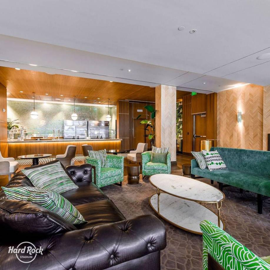 Las diferentes suites y clubes para aficionados son uno de los principales atractivos del Hard Rock Stadium, cuentan con los asientos más cómodos y amplios del estadio, además de servicios de comida y bebidas premium.