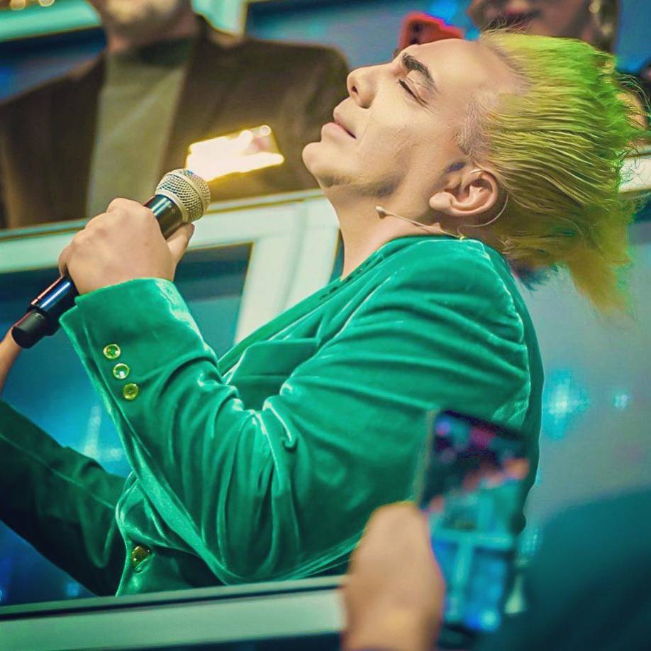 Castro pretende ahora que su nuevo álbum refleje al fin al jovencito que se paseaba por el mundo enamorando chicas con “Vuélveme a querer” para después encerrarse en su cuarto a escuchar a todo volumen a <b>Machine Head.</b>