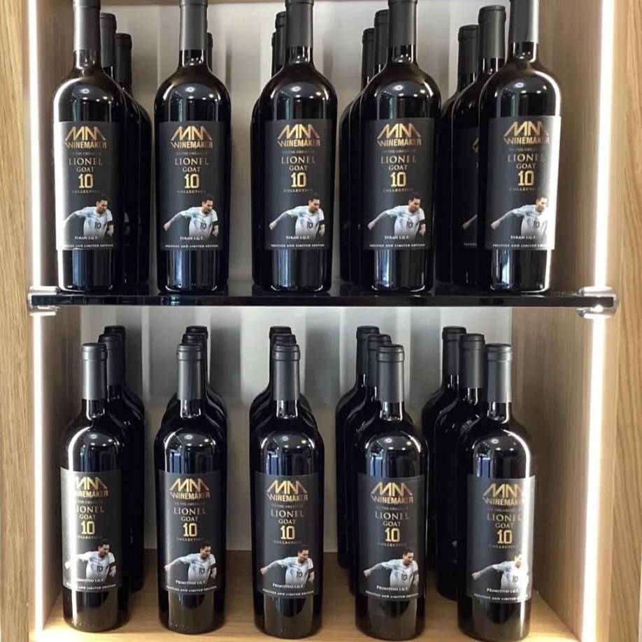 El diseño de sus botellas, ya codiciado por coleccionistas, es una de sus características más distintivas: cada una está adornada con ilustraciones exclusivas del campeón del mundo con Argentina, quien tiene 37 años. 