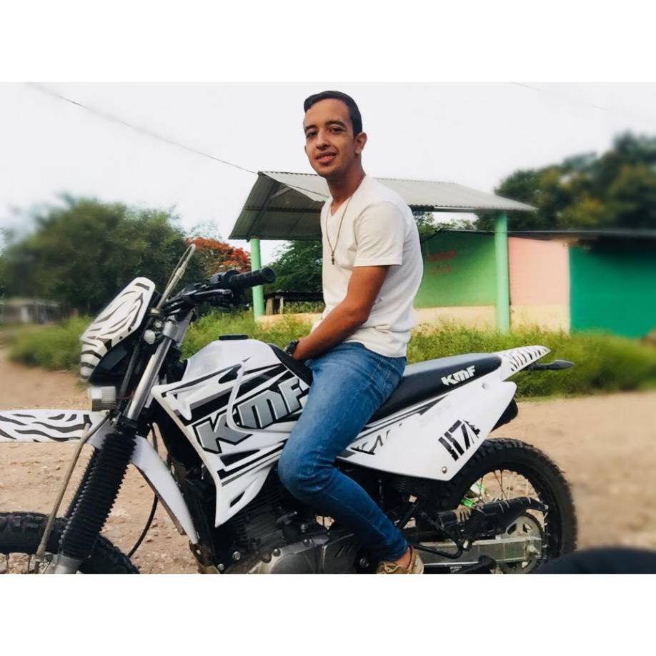 Mejía, quien también resultó herida, permaneció abrazando a su pareja hasta la llegada de las autoridades y paramédicos. 