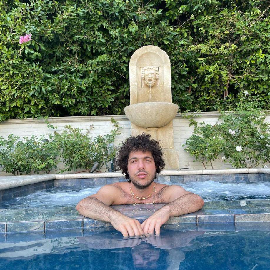 Su verdadero nombre es Benjamin Joseph Levin, pero adoptó el nombre artístico de Benny Blanco. Nació el 8 de marzo de 1988, tiene 35 años y es cuatro años mayor que Selena Gómez. Es uno de los productores discográfico y compositores más relevantes dentro del género Pop, ha trabajado con algunos de los nombres más importantes de la música. Entre sus más grandes éxitos se encuentra el álbum Circus de Britney Spears; La canción Señorita de Camila Cabello, I Kissed a Girl y Hot &amp; Cold de Katy Perry, entre otros.