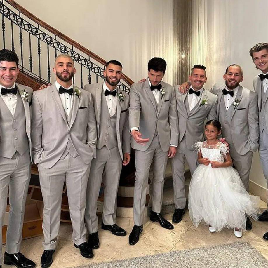 Los hermanos colombianos Manuel y Julián Turizo fueron parte del cortejo nupcial de Guaynaa.