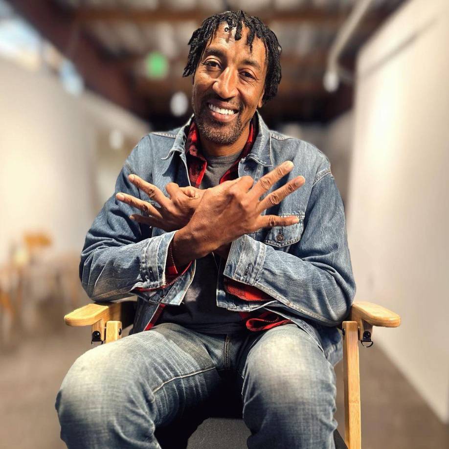 Scottie Pippen, es un exjugador de baloncesto estadounidense. Aunque su polivalencia le permitía ocupar distintas posiciones en el campo, jugaba preferentemente en la posición de alero