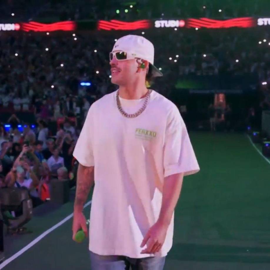 En la velada destacó la presencia del colombiano Feid. El cantante, recientemente vinculado sentimentalmente con Karol G, dio una presentación de 15 minutos de duración en la que interpretó los temas Si Te La Encuentras Por Ahí, Polaris, El Cielo y Classy 101, provocando el delirio del escenario deportivo.