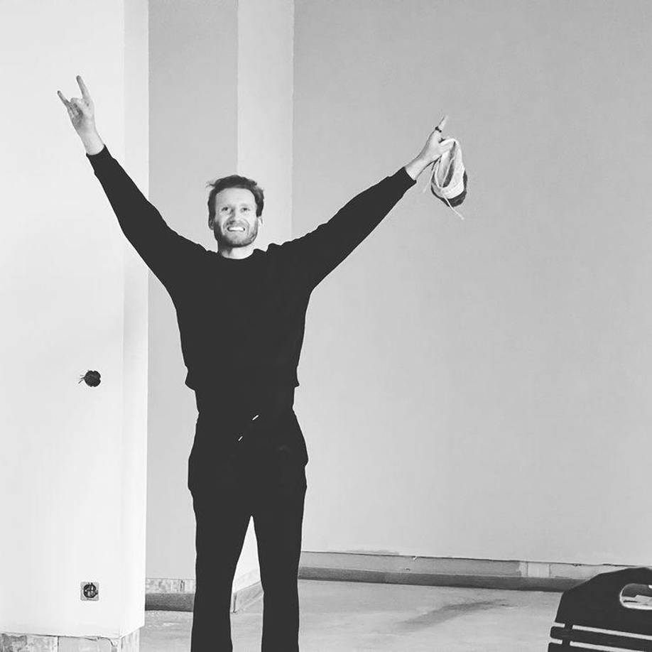 Y ahora encontró una manera bastante peculiar de mantenerse en forma, fuera de los terrenos de juego.