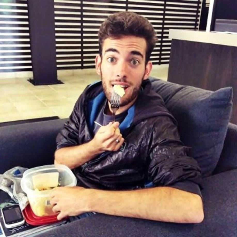 En Instagram Cristian subió una imagen con esta frase “A veces cuando las cosas se derrumban, caen en su lugar, nos vemos”.